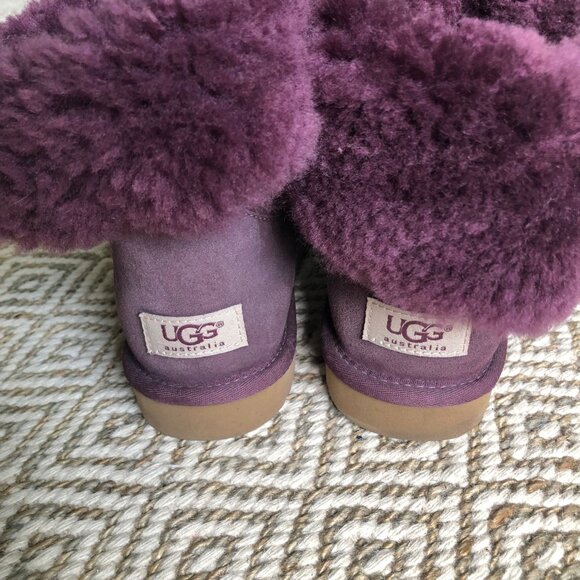 UGG size 7 - Picture 2 of 4